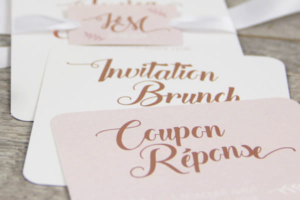 typographie cuivre sur fond rose et blanc - les petits papiers du bonheur