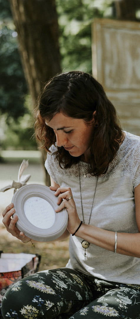 la creatrice Frederique Grenod en mise en place sur le lieu de reception Les petits papiers du bonheur crédit photo : cyrielle riba photographe